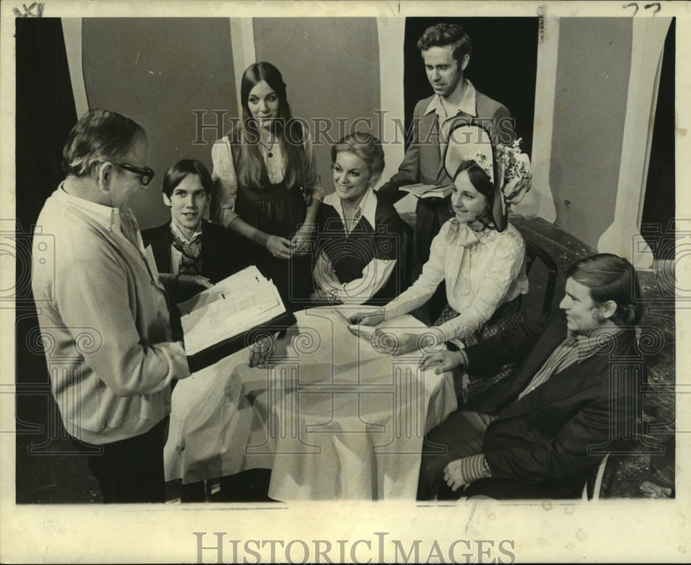 1971 Press Photo Stocker Fontelieu face newcomers to Le Petit Theatre - Historic Images