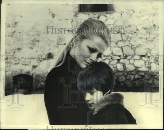 1974 Press Photo Virna Lisi, Brook Fuller in CBS' "The Christmas Tree"-Historic Images