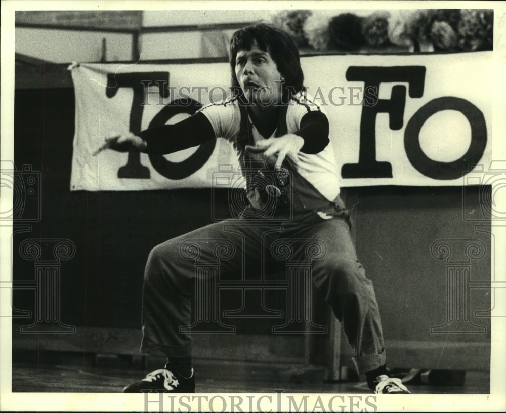 1982 Press Photo Tom Foote performing at Hoffman Elementary School - nop28758 - Historic Images