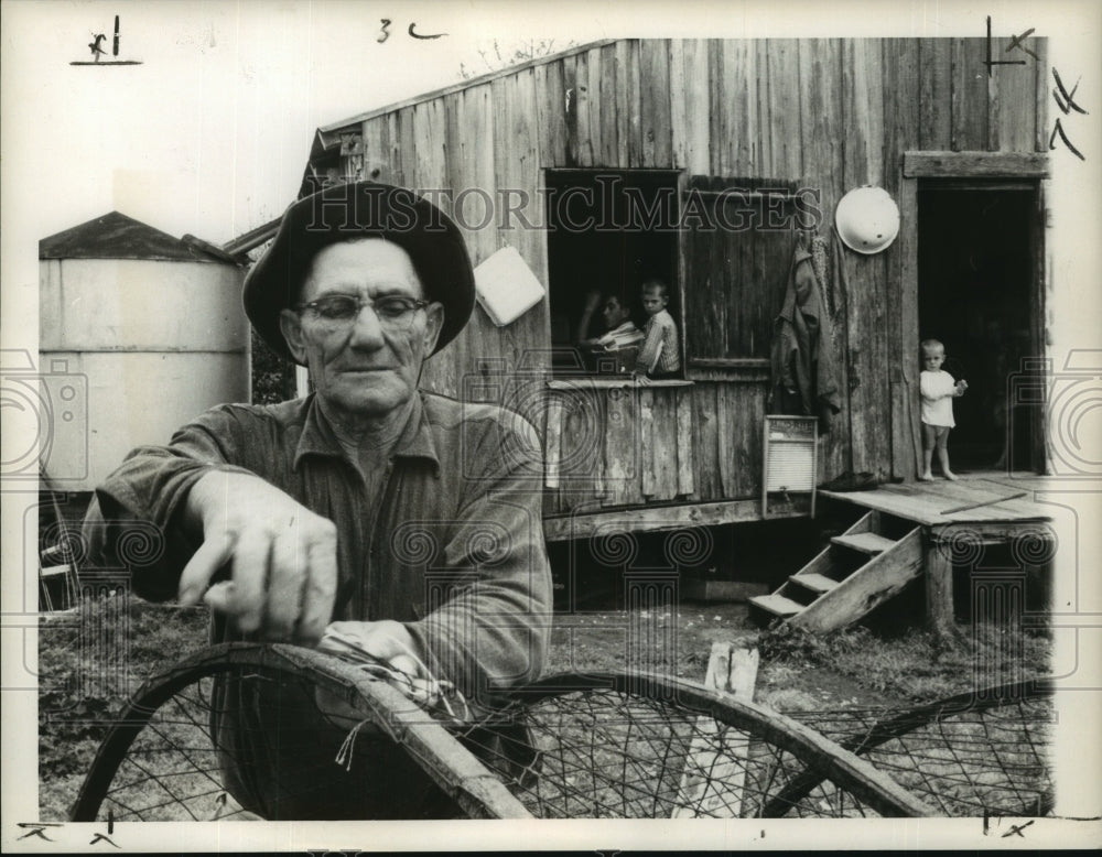 1960 Press Photo Bayou Businessman Jim Aucoin mends hoop for catfish fishing-Historic Images