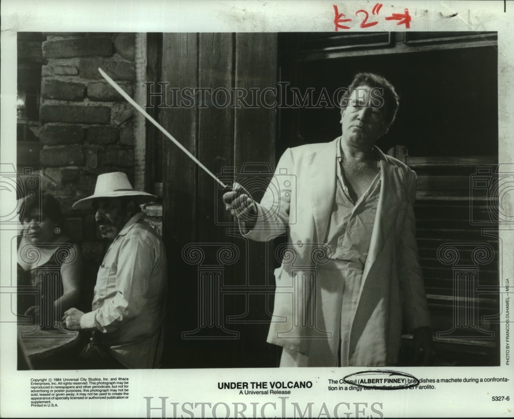 1984 Press Photo Actor Albert Finney with Machete in &quot;Under the Volcano&quot; - Historic Images