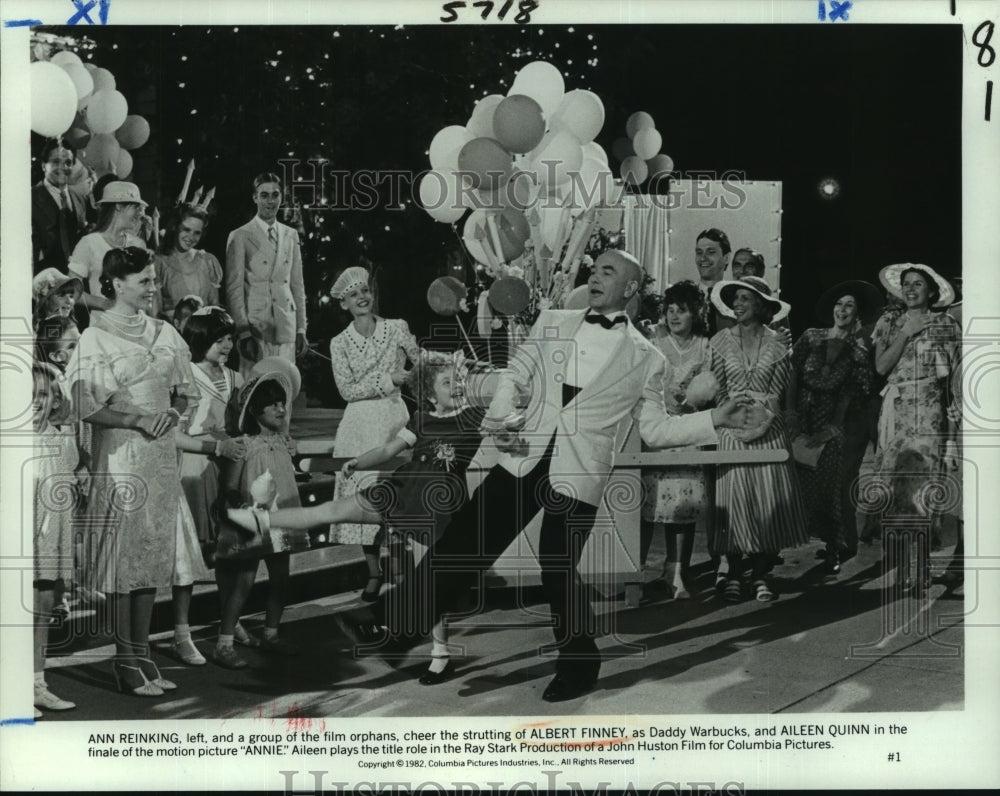 1982 Ann Reinking, Albert Finney & Aileen Quinn in the film Annie - Historic Images