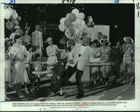 1982 Ann Reinking, Albert Finney & Aileen Quinn in the film Annie - Historic Images