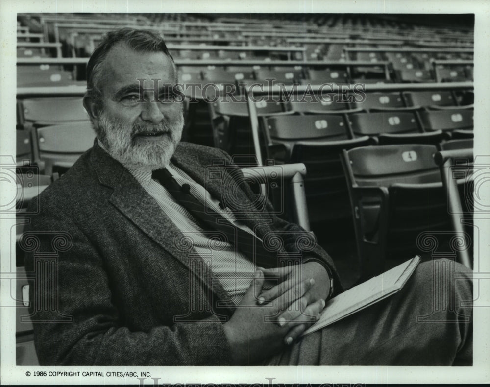 1986 Press Photo Ray Gandolf, a host of writer for ABC News &quot;Our World&quot; - Historic Images