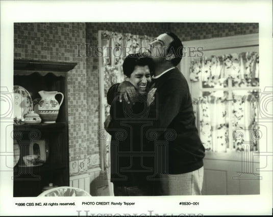 1996 Press Photo Ray Romano, Brad Garrett on Everybody Loves Raymond on CBS - Historic Images