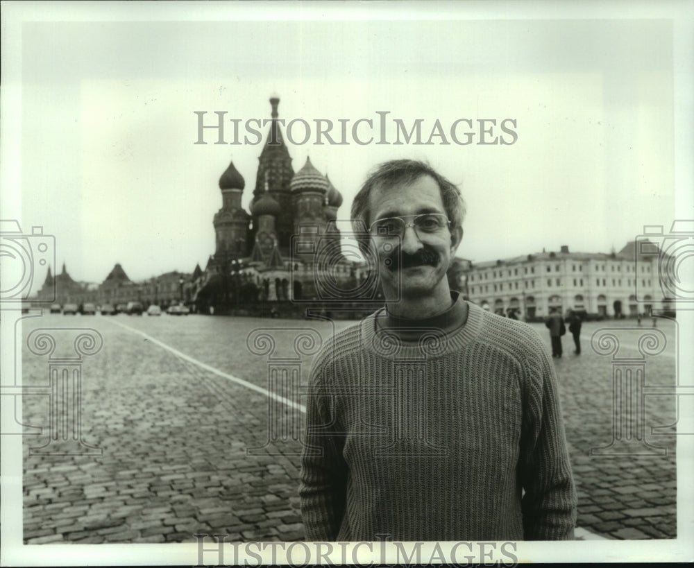 1990 Press Photo Woodie Flowers of Scientific American Frontiers in Russia - Historic Images