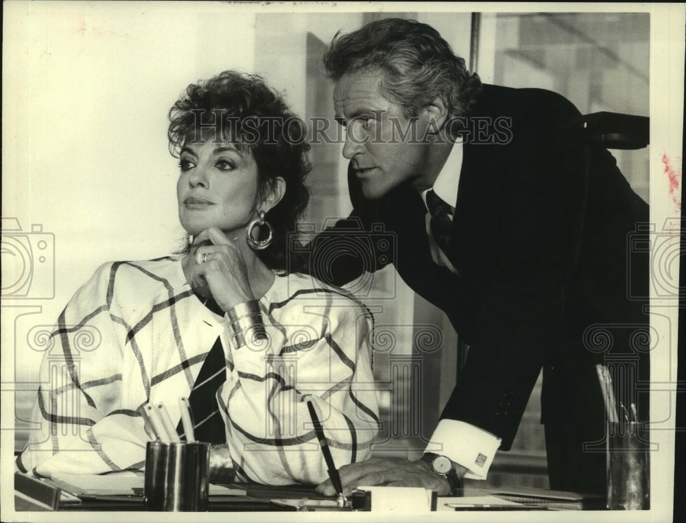 1986 Linda Gray and Joseph Rainer in a scene from &quot;Dallas&quot; - Historic Images