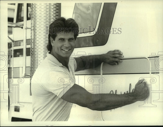 1985 Press Photo Actor Dwayne Cooley in "Falcon Crest" - nop30316 - Historic Images