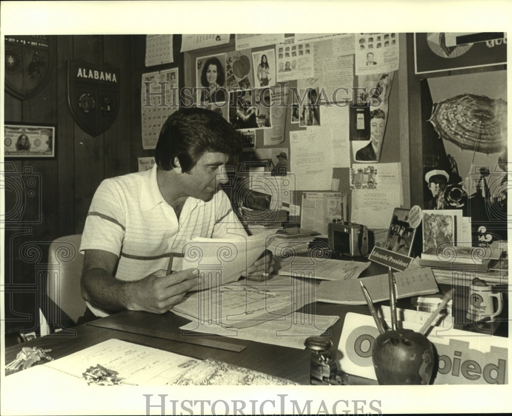 1979 Press Photo Bob DelGiorno at his desk on WWL Radio. - nop30419 - Historic Images