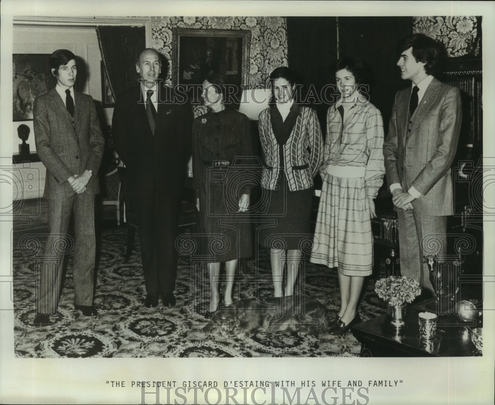 1976 Press Photo French President Valery Giscard D&#39;Estaing With Wife and Family - Historic Images