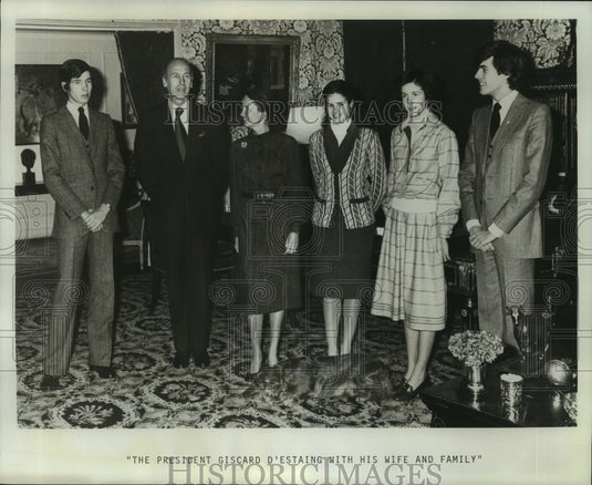 1976 Press Photo French President Valery Giscard D'Estaing With Wife and Family - Historic Images