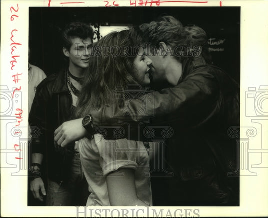 1986 Press Photo New Orleans Teen Debbie Gallo Meets a-ha Band Members in Kenner-Historic Images