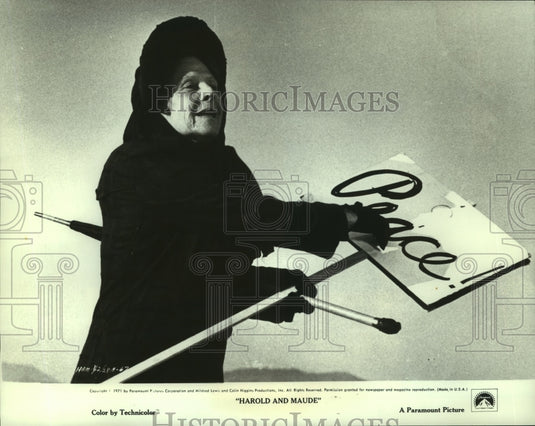 1979 Press Photo Actress Ruth Gordon holds a peace sign in "Harold and Maude"-Historic Images