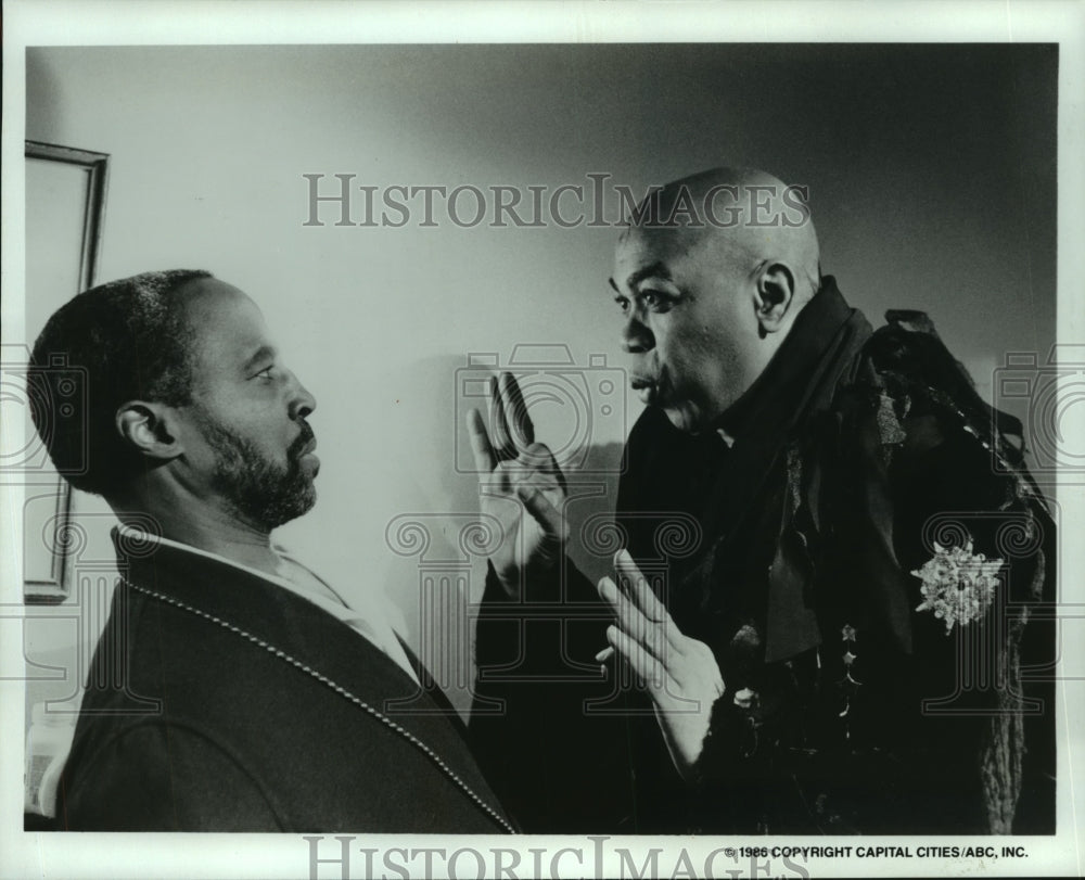 1986 Press Photo Robert Guillaume and Geoffrey Holder, &quot;John Grin&#39;s Christmas&quot;-Historic Images