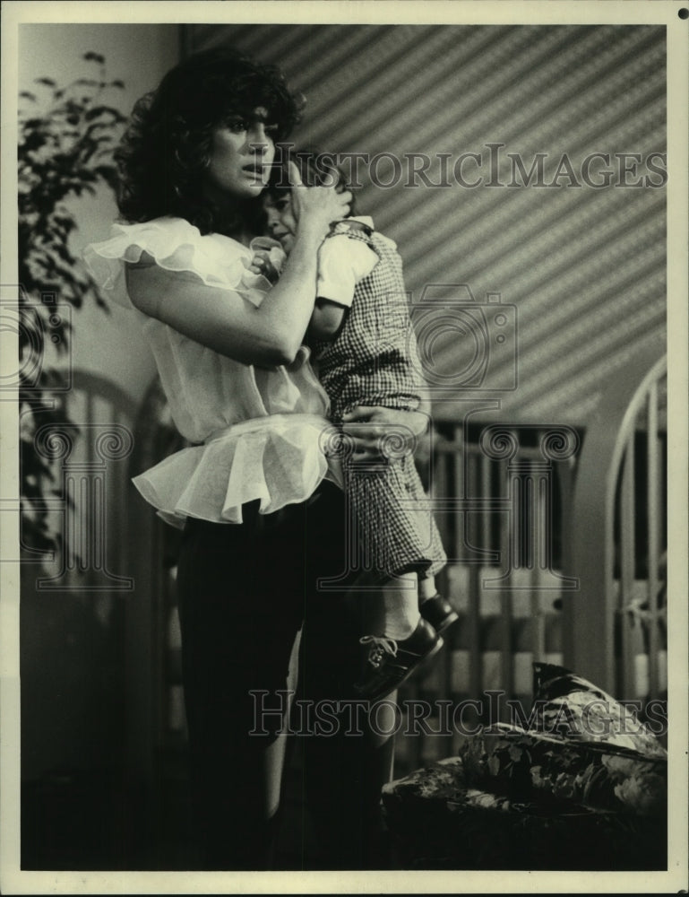 1981 Press Photo Actress Linda Gray with Baby in &quot;Dallas&quot; - nop30819 - Historic Images