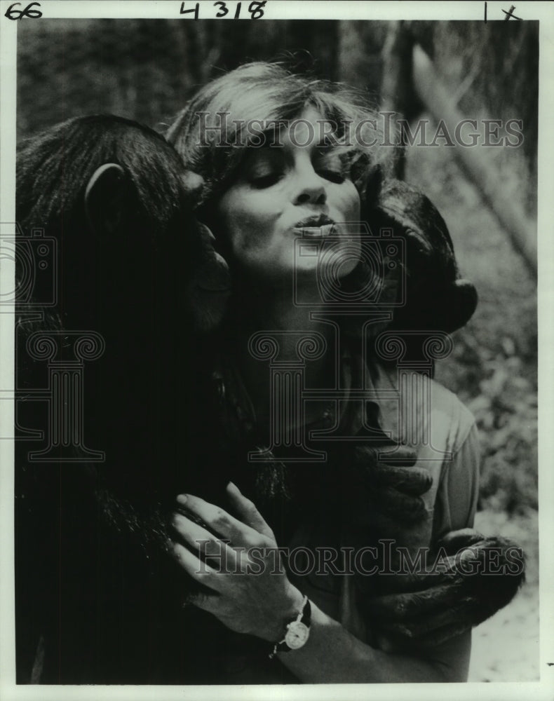 1980 Linda Gray with two monkeys - Historic Images