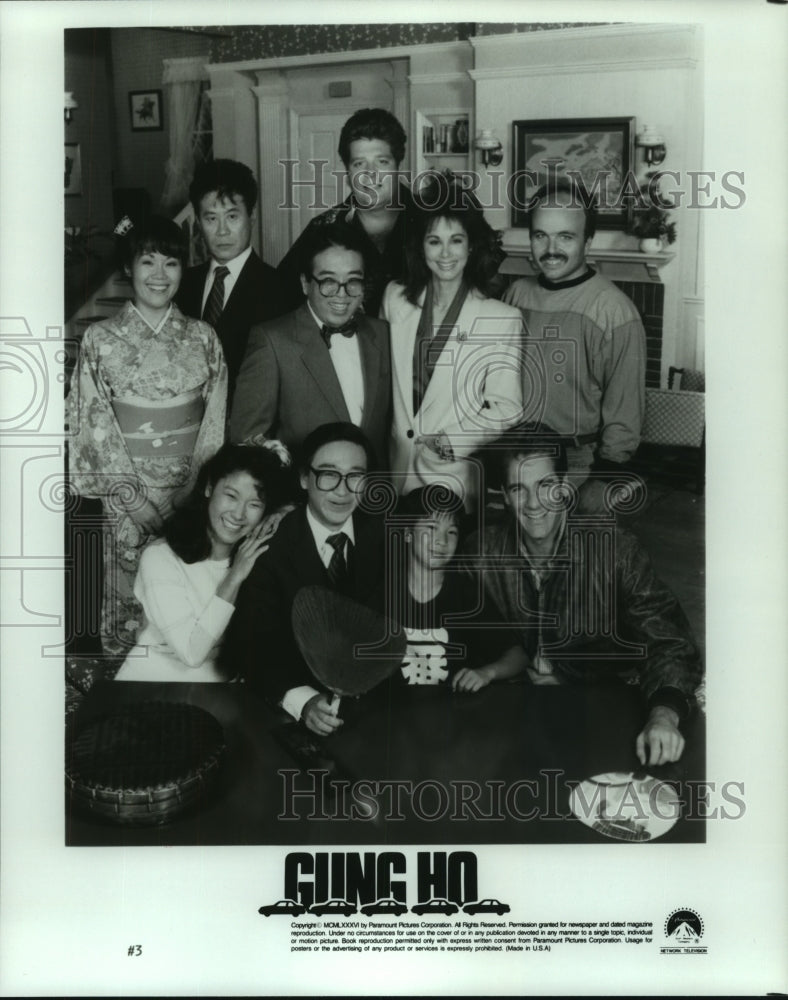 1986 Press Photo Entire cast of Paramount&#39;s TV series &quot;Gung Ho&quot; - nop30915-Historic Images