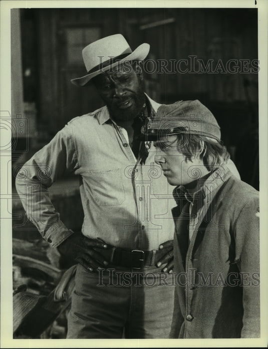 1981 Press Photo Moses Gunn and Randy Morgan in scene from "Father Murphy" - Historic Images