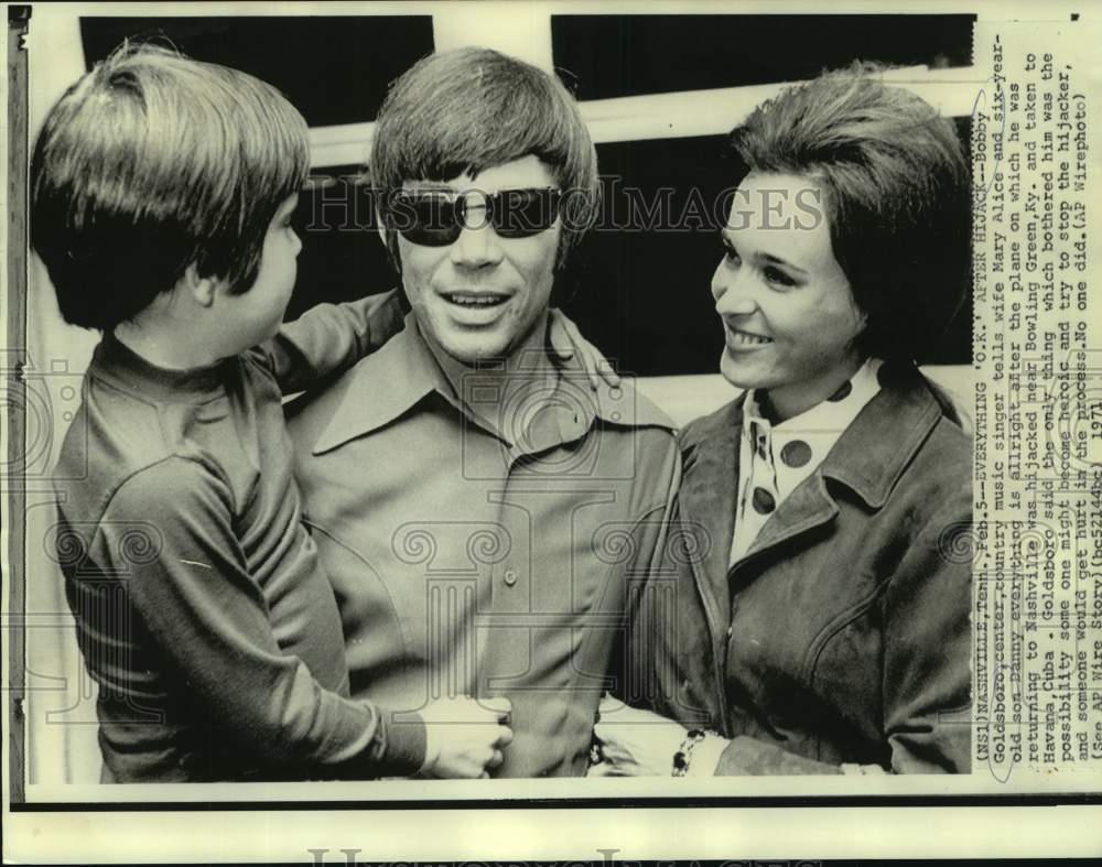 1971 Press Photo Bobby Goldsbor, country music singer with his wife and son - Historic Images