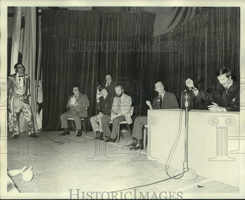 1973 Press Photo Actors performing a skit on the Gridiron Show - Historic Images