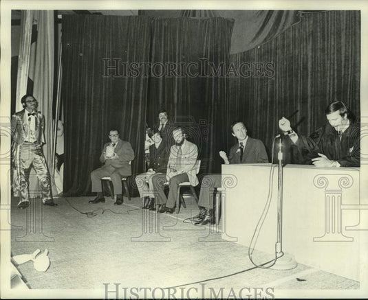 1973 Press Photo Actors performing a skit on the Gridiron Show - Historic Images