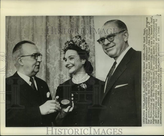 1959 Press Photo Ruth Geri Hagy receives the 1958 Peabody Award from Dean Drewry - Historic Images