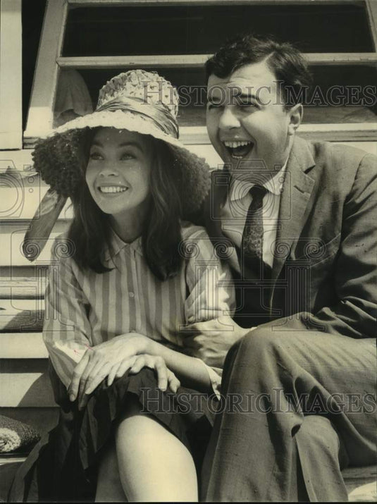 1961 Press Photo Peter Hall with his wife Leslie Caron on the set of "Fanny" - Historic Images
