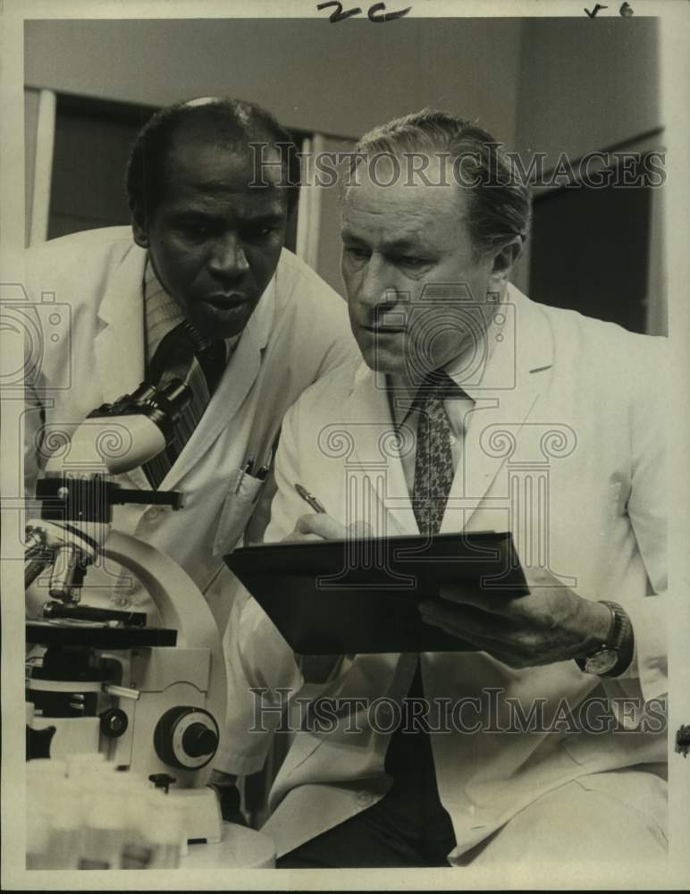 Press Photo Lou Gossett and E.G. Marshall in NBC&#39;s &quot;The Bold Ones&quot; - nop32645-Historic Images