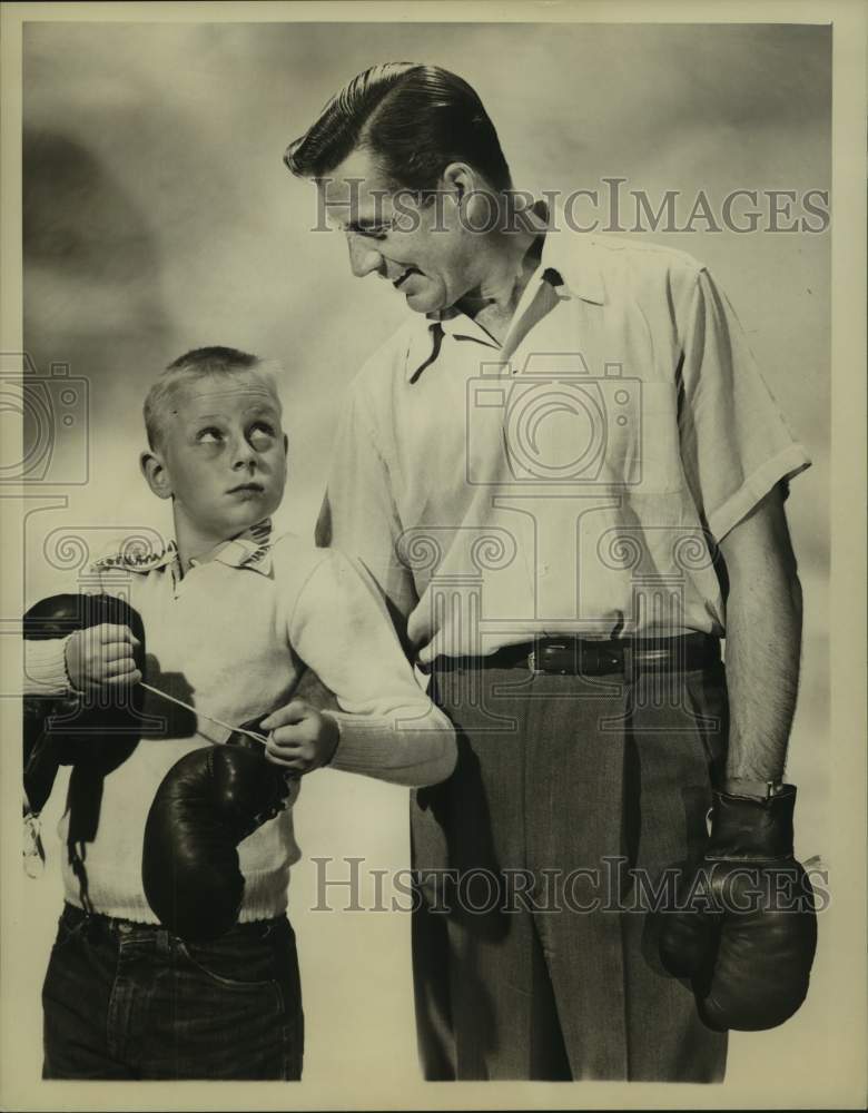 1952 Press Photo Reed Hadley, Film and Television Actor - Historic Images