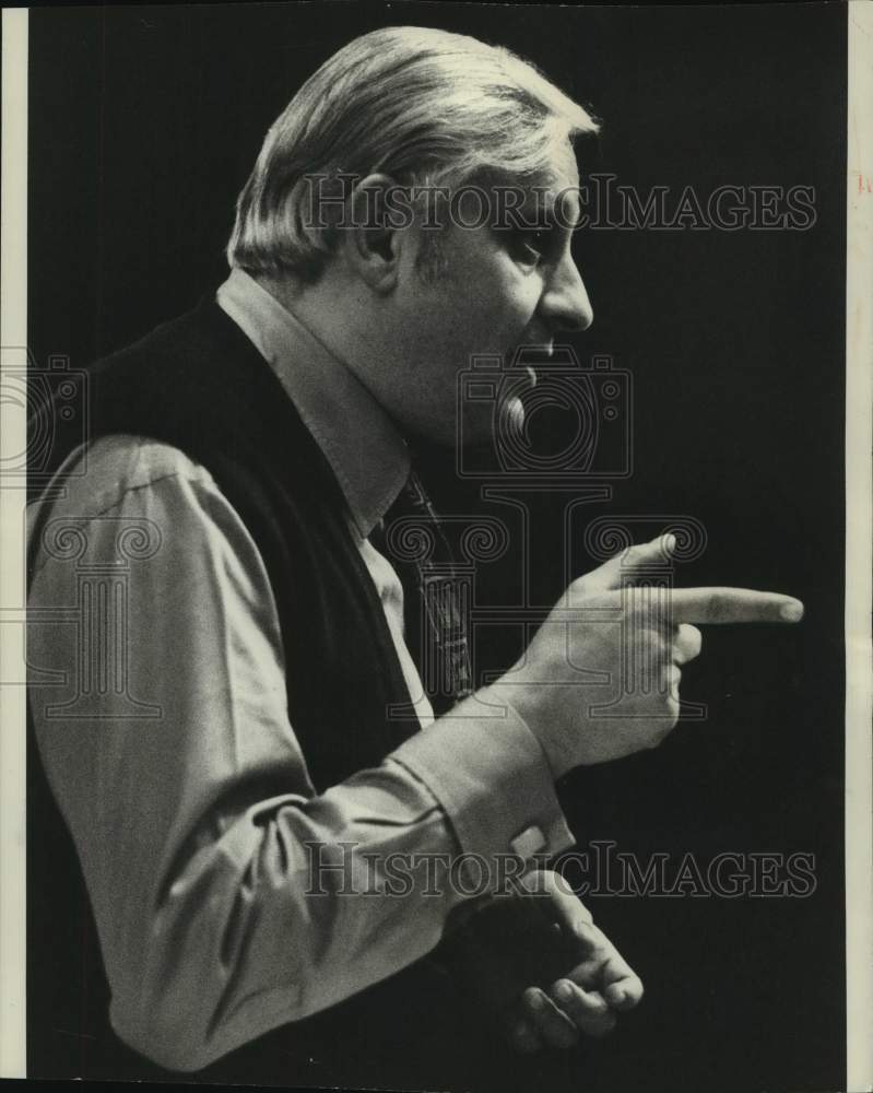 1972 Press Photo Albert Hague discusses audition jitters - Historic Images