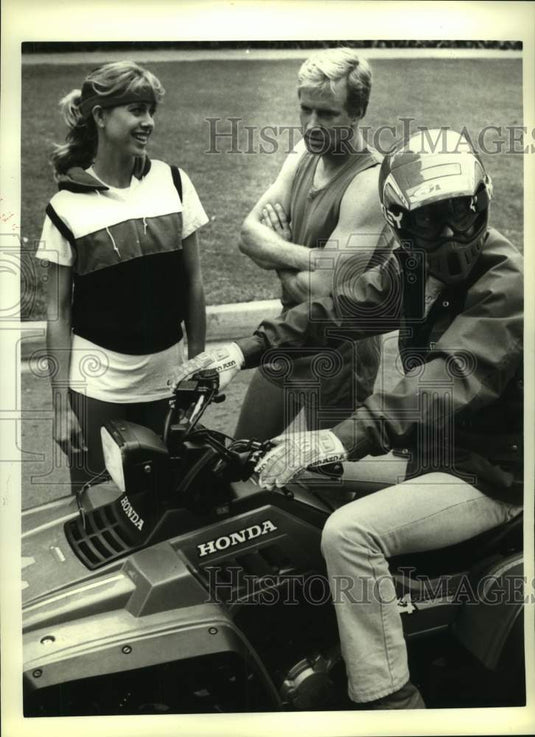 1986 Press Photo Actress Jenilee Harrison with Actors in "Simon & Simon" on CBS-Historic Images