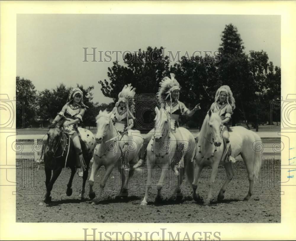 1990 Press Photo Farhad Grotto&#39;s annual World Famous Texas White Horses show-Historic Images