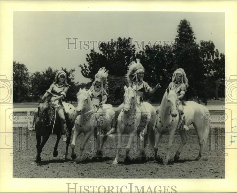 1990 Press Photo Farhad Grotto's annual World Famous Texas White Horses show-Historic Images