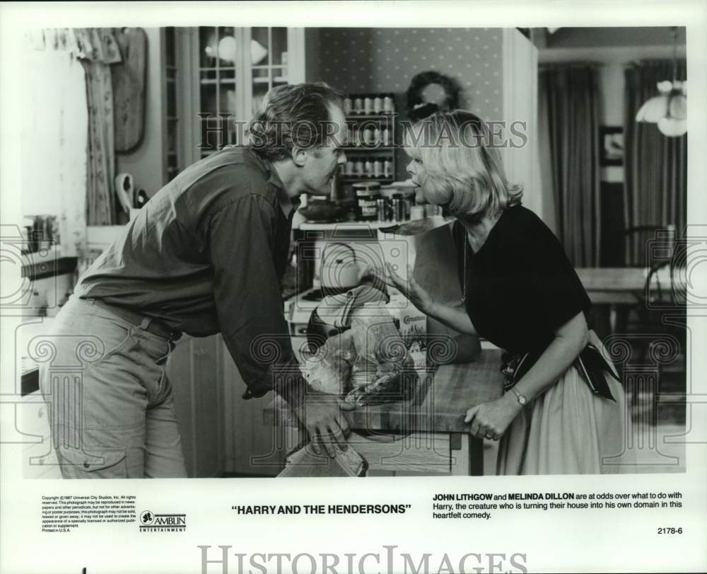 1987 Press Photo John Lithgow and Melinda Dillon in Harry and the Hendersons.-Historic Images