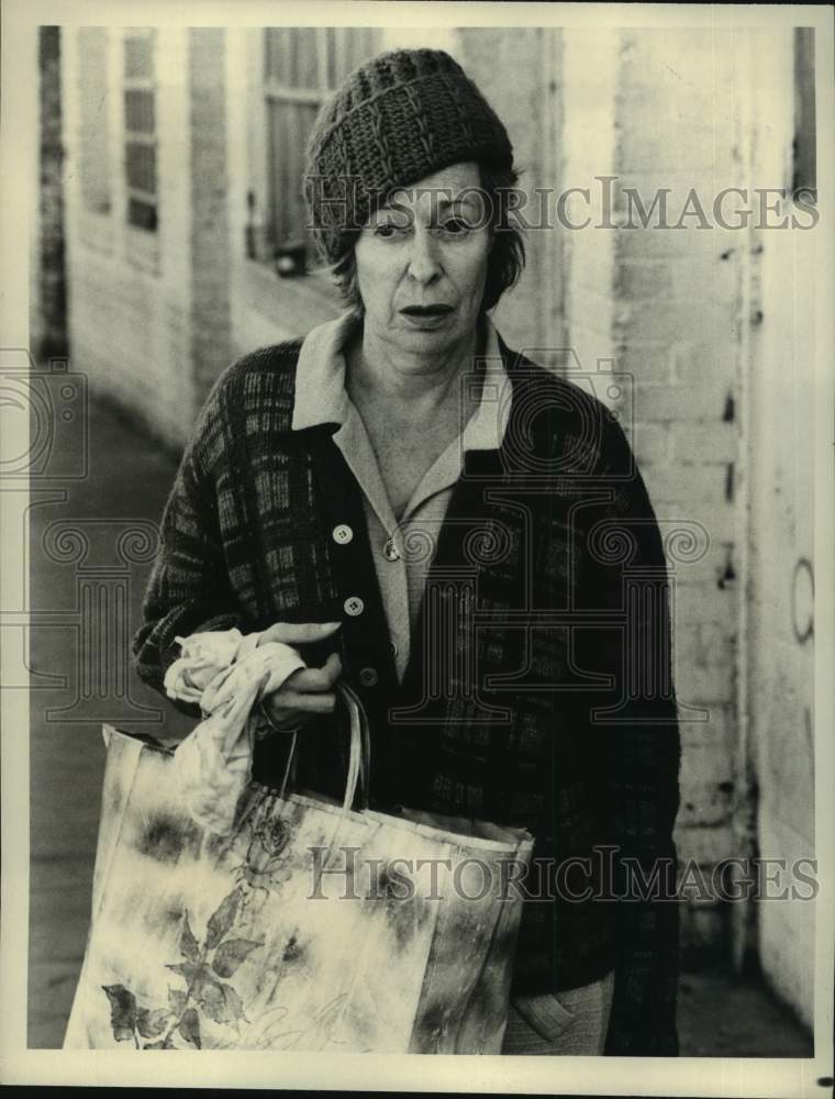 1980 Press Photo Eileen Heckart in &quot;Three Bag Lady&quot; on CBS-TV Wednesday Movie-Historic Images