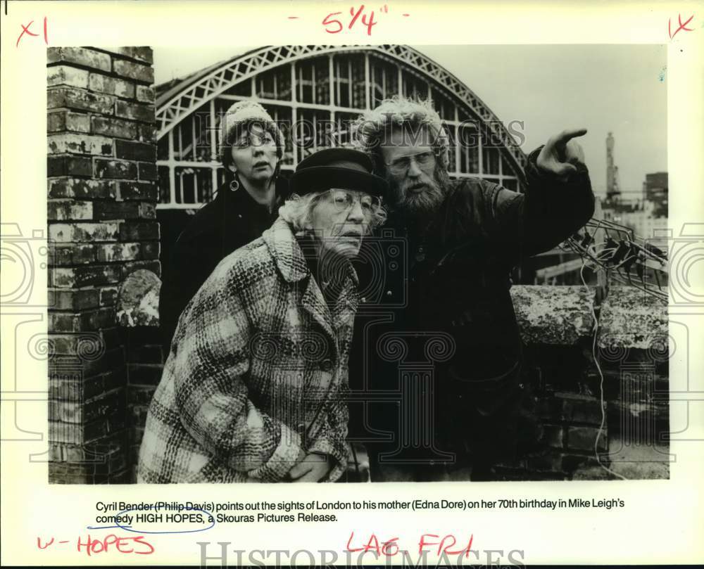 1989 Press Photo Actors Philip Davis, Edna Dore in &quot;High Hopes&quot; movie-Historic Images