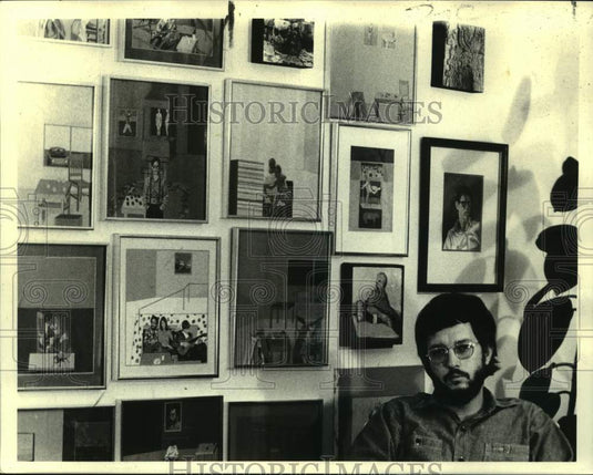 1971 Press Photo Stephen Hodges with paintings for Galerie Simonne Stern - Historic Images