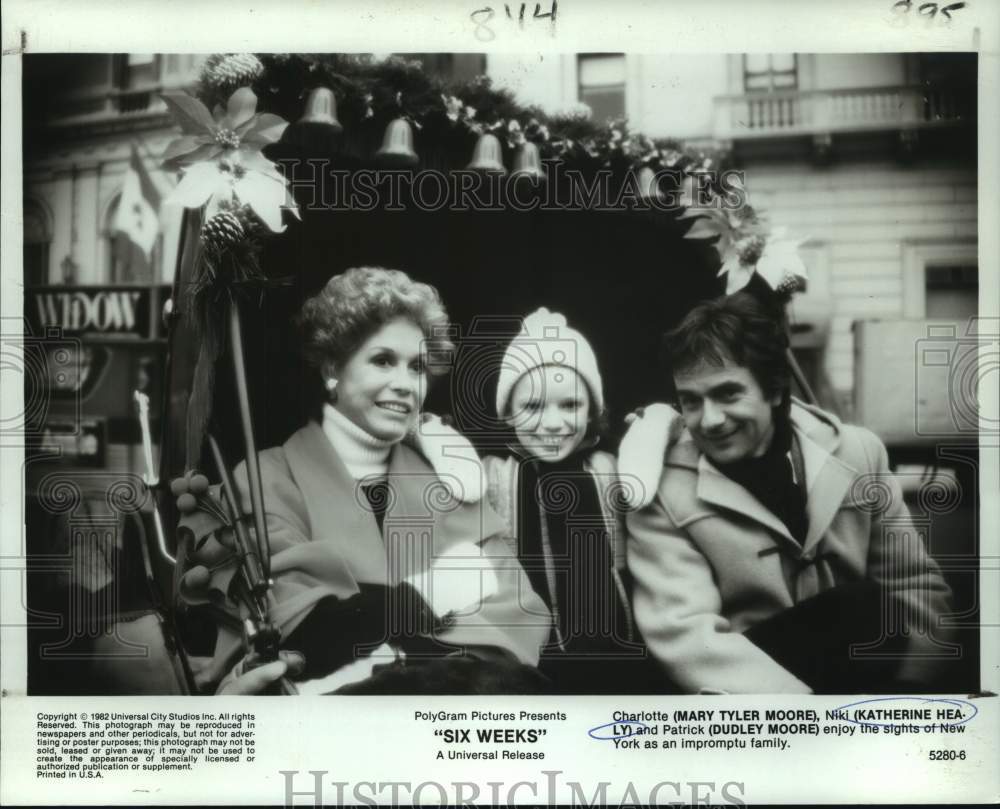 1982 Press Photo Mary Tyler Moore, Katherine Healy, Dudley Moore in &quot;Six Weeks&quot;-Historic Images