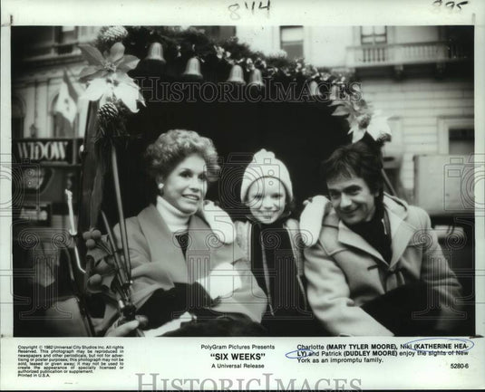 1982 Press Photo Mary Tyler Moore, Katherine Healy, Dudley Moore in "Six Weeks"-Historic Images