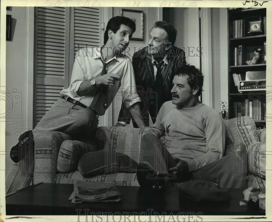 1979 Press Photo Director Luis Q. Barroso with Actors on set of "The Odd Couple"-Historic Images