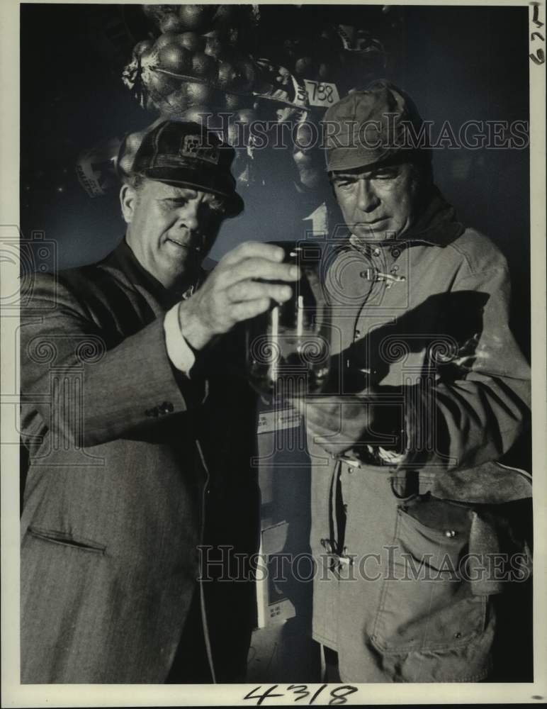 1977 Press Photo Pat Hingle &amp; Claude Akins in &quot;Tarantulas: The Deadly Cargo&quot; - Historic Images