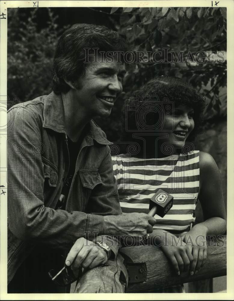 1982 Press Photo Ron Hunter, WAQY-TV, interviews woman - nop36920-Historic Images