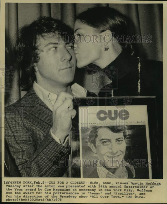 1975 Press Photo Actor Dustin Hoffman and wife in New York at awards event - Historic Images