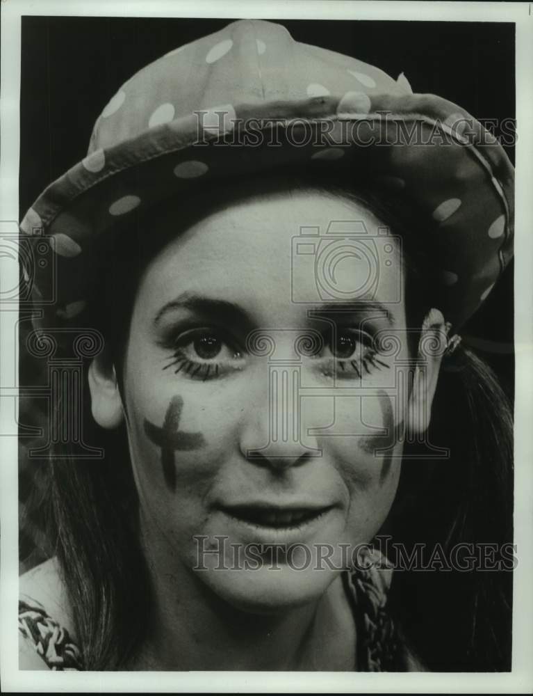 1981 Press Photo Carol Home sings &quot;Day By Day&quot; in a scene from Godspell-Historic Images