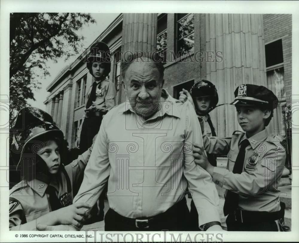 1986 Press Photo Lou Jacobi stars in &quot;The Day the Kids Took Over&quot; - nop38495-Historic Images