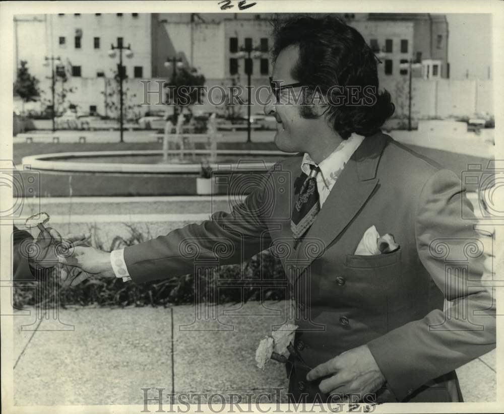 1969 Press Photo Actor William J. Holliday at Traffic Court passing out flowers - Historic Images