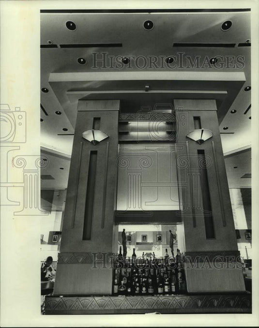 1987 Press Photo Isadora's columns at Center of Bar - nop39019-Historic Images