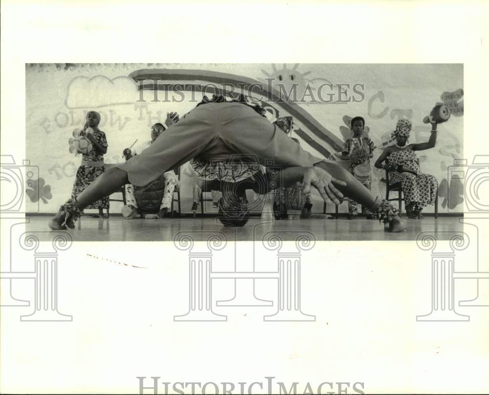 1988 Press Photo Baba Ishangi, Ishangi Dancers&#39; Leader, from Ghana, West Africa-Historic Images