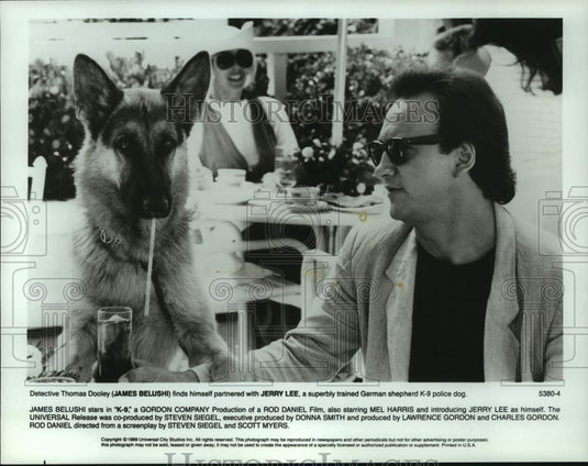 1989 Press Photo Actor James Belushi with Jerry Lee, the dog, in "K-9" movie-Historic Images