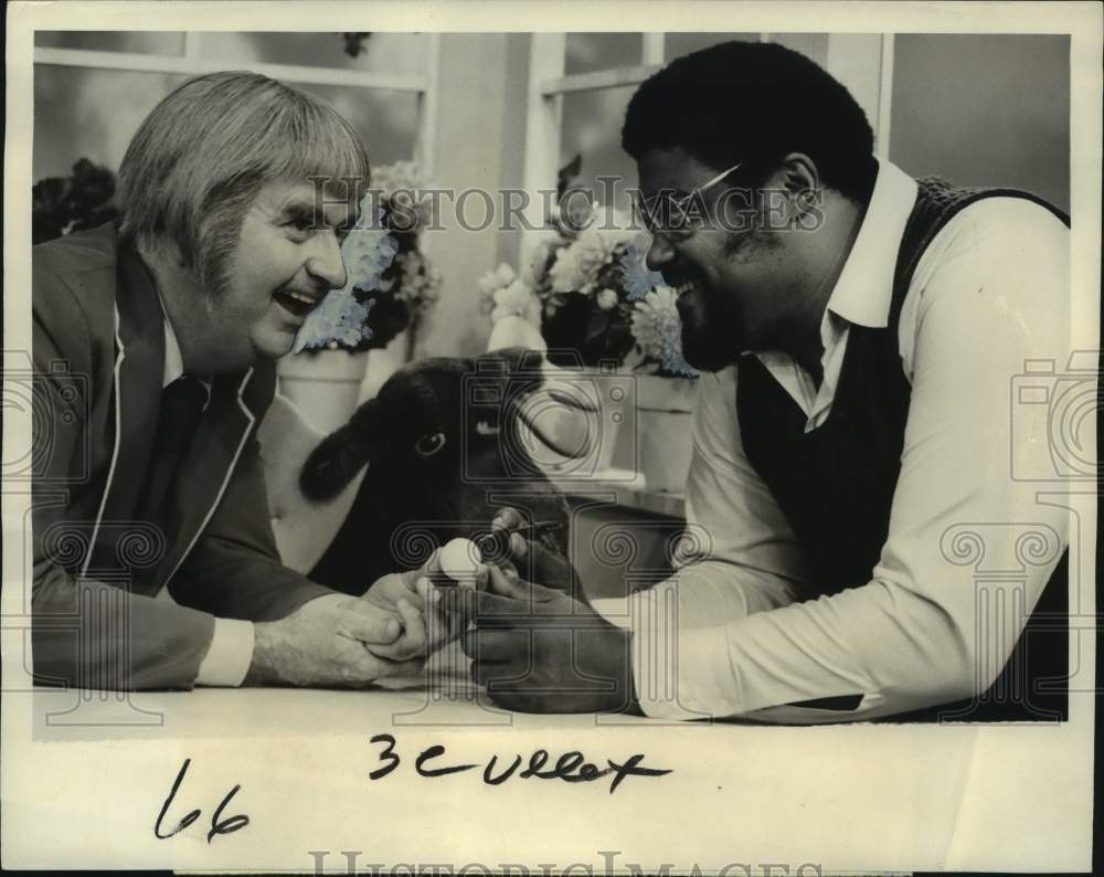 1974 Press Photo Roosevelt Grier, Bob Keeshan in "Captain Kangaroo" on CBS TV - Historic Images